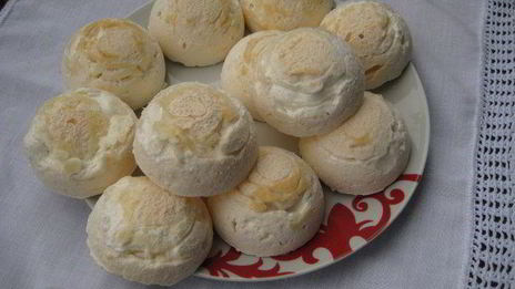 безе с вишней снежный шар