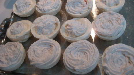 безе с вишней снежный шар