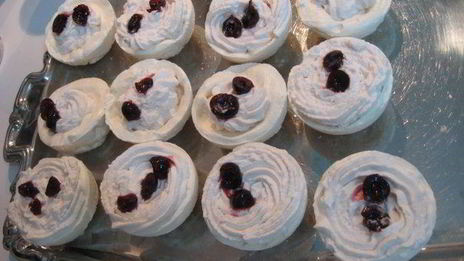 безе с вишней снежный шар