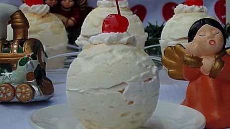 безе с вишней снежный шар