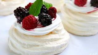 Безе с ягодами