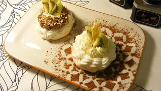 Корзинки безе с кремом Шарлотт и фруктами