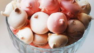 Разноцветные безе с ореховой пудрой