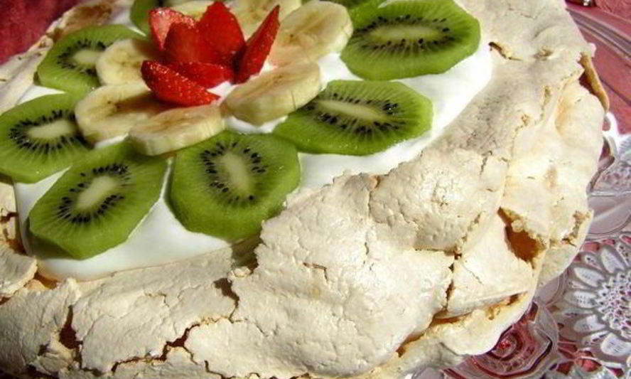 Рецепт торт-безе со взбитыми сливками и фруктами