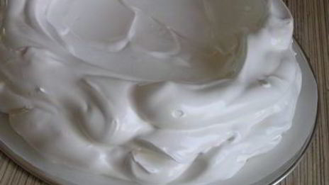 торт-безе со взбитыми сливками и фруктами