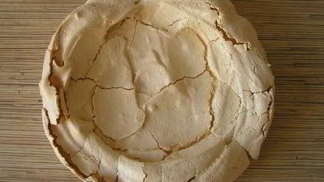 торт-безе со взбитыми сливками и фруктами