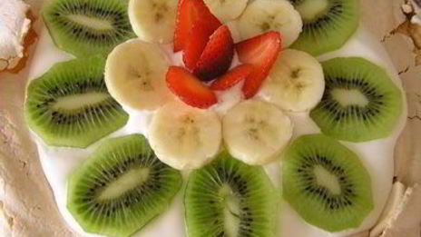 торт-безе со взбитыми сливками и фруктами