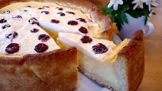 Творожный десерт с пудингом и вишневым безе Чизкейк