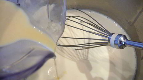 творожный десерт с пудингом и вишневым безе чизкейк