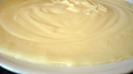 творожный десерт с пудингом и вишневым безе чизкейк