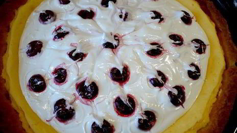 творожный десерт с пудингом и вишневым безе чизкейк