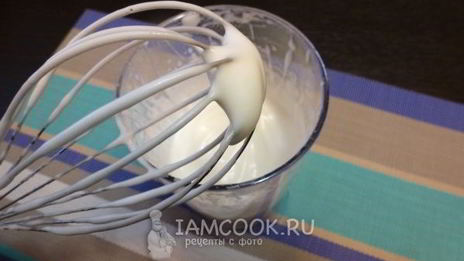 вегетарианское безе с малиной из нутового отвара