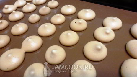 вегетарианское безе с малиной из нутового отвара