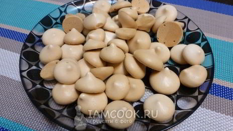 вегетарианское безе с малиной из нутового отвара