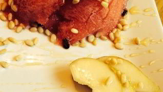 Десерт из арбуза и сыра