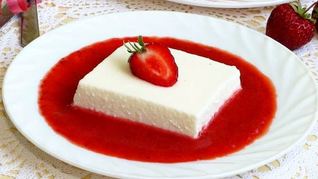 Десерт из творога с клубничным соусом