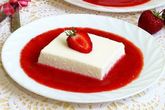 Десерт из творога с клубничным соусом
