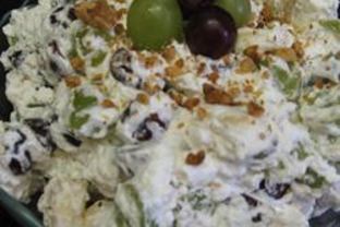 Десерт с бананами и виноградом