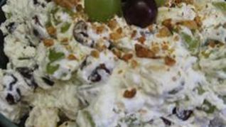 Десерт с бананами и виноградом