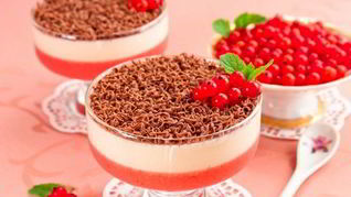 Десерт-желе с красной смородиной и сливками