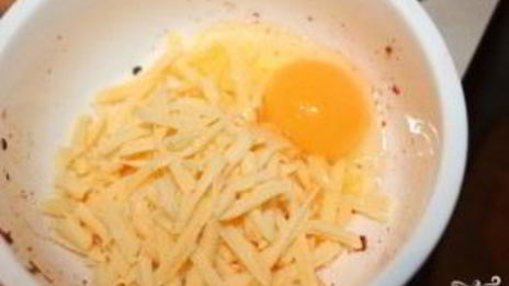 груша, запеченная с креветками и сыром