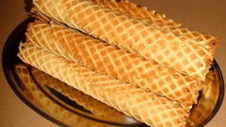 Вафельная трубочка с халвой