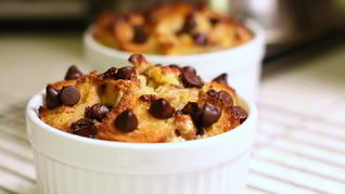 Хлебный пудинг с бананом и шоколадом