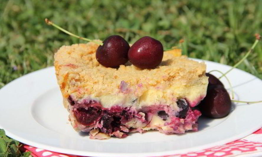 Рецепт клафути с фруктами и корочкой из коричневого сахара