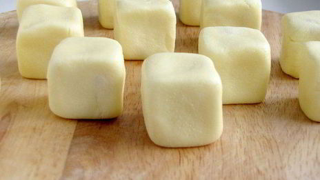 конфеты барфи с кешью и кедровыми орешками