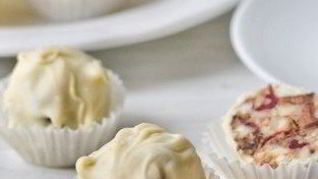 Ореховые конфеты с клюквой в белом шоколаде