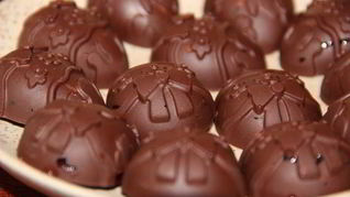 Шоколадные конфеты с курагой и вишневым джемом