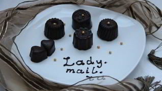 Шоколадные конфеты с творожно-клубничной начинкой