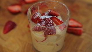 Бисквит с клубникой и сливочным кремом