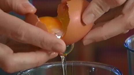 бисквит с клубникой и сливочным кремом