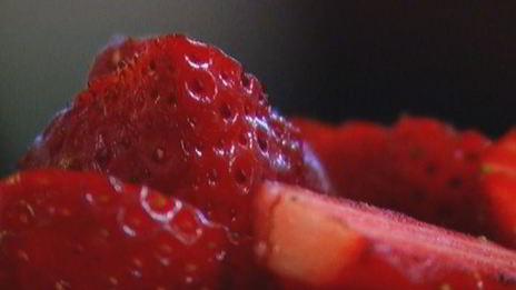 бисквит с клубникой и сливочным кремом