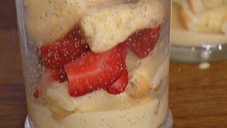 бисквит с клубникой и сливочным кремом