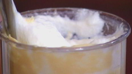 бисквит с клубникой и сливочным кремом