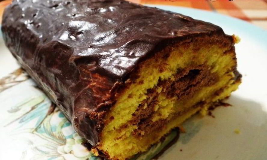 Рецепт бисквитный рулет на ромовой пропитке с шоколадно-масляным кремом под шоколадной глазурью