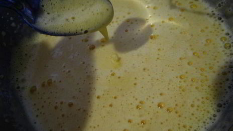 бисквитный рулет на ромовой пропитке с шоколадно-масляным кремом под шоколадной глазурью