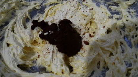 бисквитный рулет на ромовой пропитке с шоколадно-масляным кремом под шоколадной глазурью