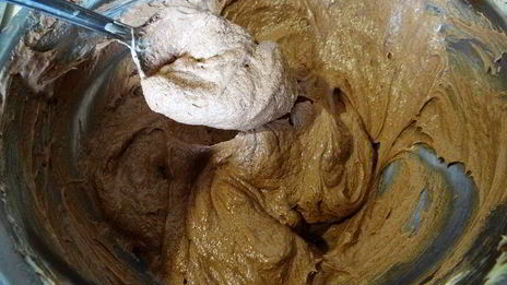 бисквитный рулет на ромовой пропитке с шоколадно-масляным кремом под шоколадной глазурью