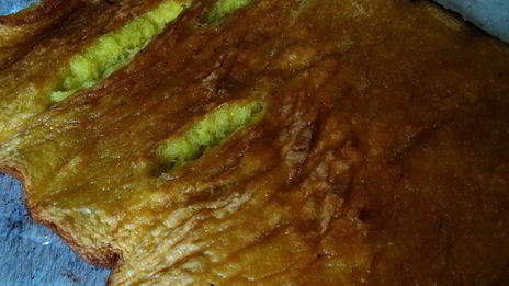 бисквитный рулет на ромовой пропитке с шоколадно-масляным кремом под шоколадной глазурью