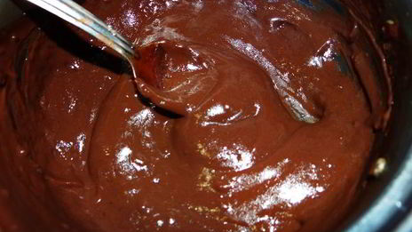 бисквитный рулет на ромовой пропитке с шоколадно-масляным кремом под шоколадной глазурью