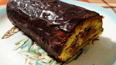 бисквитный рулет на ромовой пропитке с шоколадно-масляным кремом под шоколадной глазурью