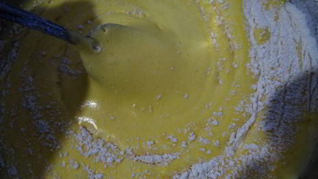 бисквитный рулет на ромовой пропитке с шоколадно-масляным кремом под шоколадной глазурью