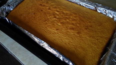 бисквитный рулет на ромовой пропитке с шоколадно-масляным кремом под шоколадной глазурью