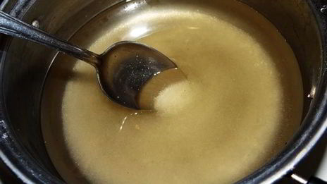 бисквитный рулет на ромовой пропитке с шоколадно-масляным кремом под шоколадной глазурью