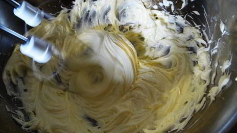 бисквитный рулет на ромовой пропитке с шоколадно-масляным кремом под шоколадной глазурью