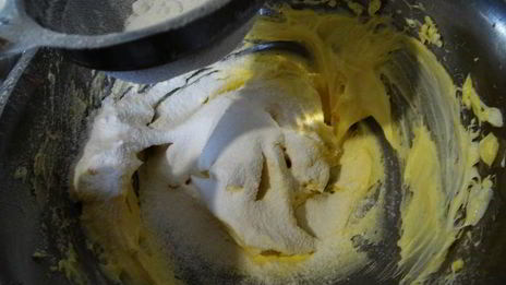 бисквитный рулет на ромовой пропитке с шоколадно-масляным кремом под шоколадной глазурью