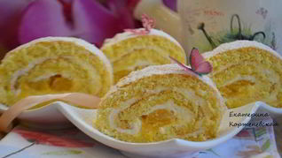 Бисквитный рулет с манго и сметанным кремом